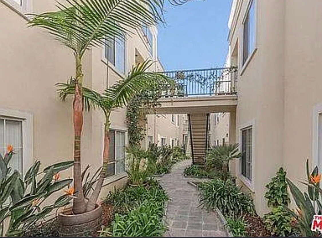 Building Photo - 4343 Ventura Canyon Ave