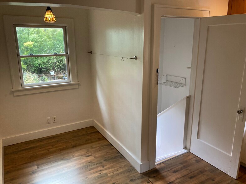 Kitchen nook - 5516 NE 32nd Pl