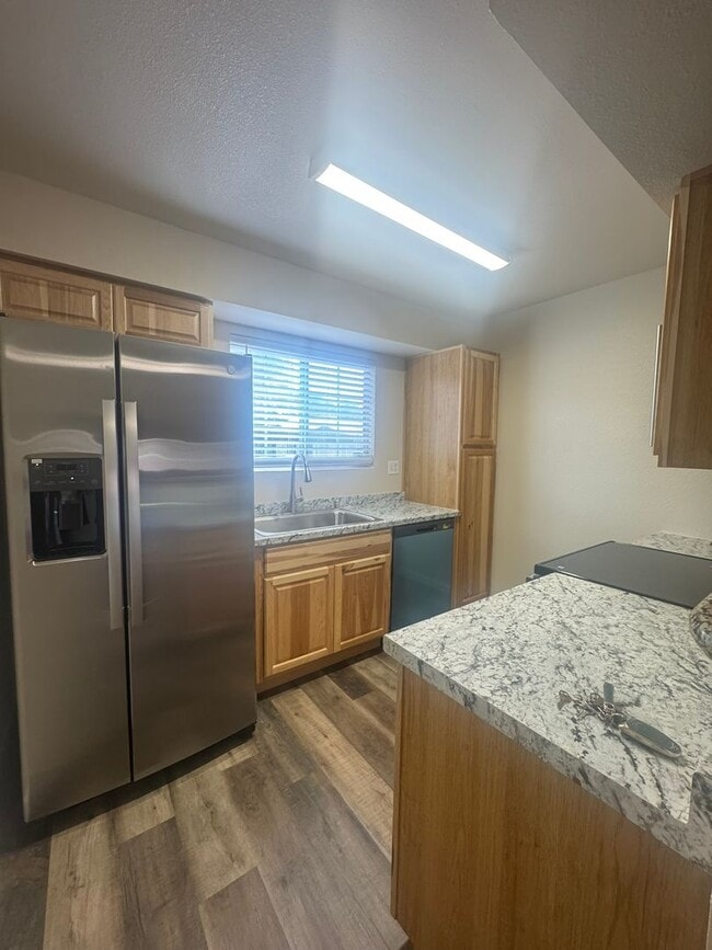 Building Photo - Remodeled Ground Floor 2 Bed Condo Ready for Move In