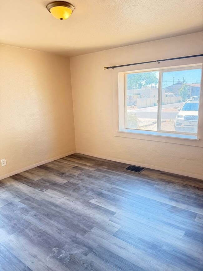 Building Photo - Cute House - 3Bed 1Bath - ONE Block from CMU!!!