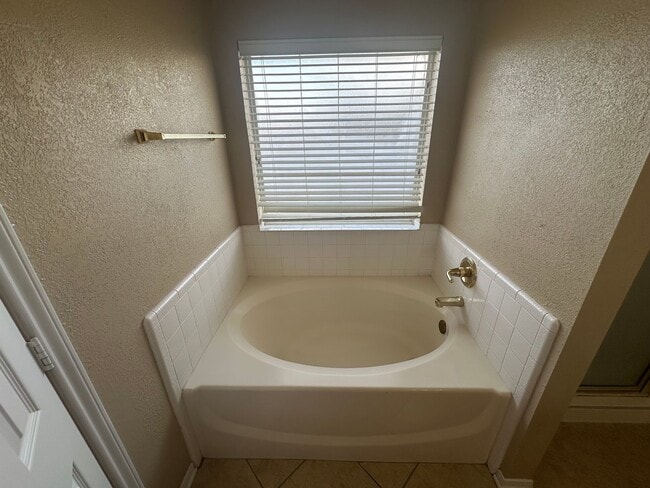 Building Photo - AVAILABLE NOW!!