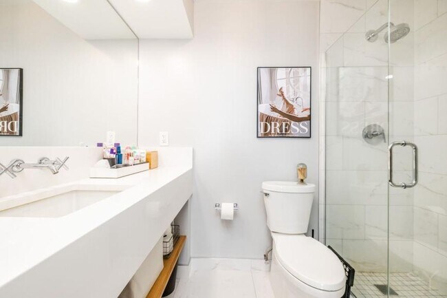 Building Photo - 1 bedroom in Chicago IL 60610