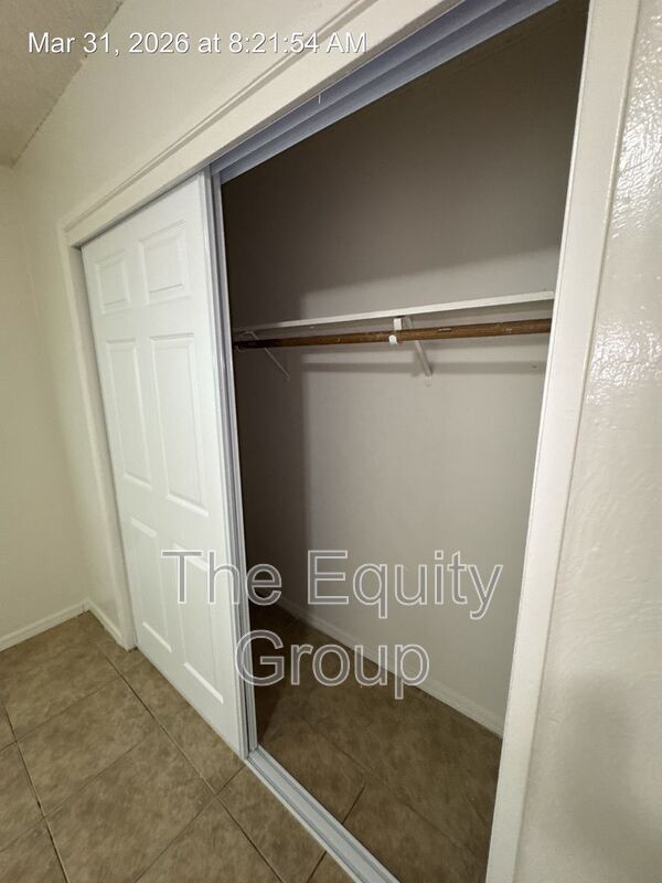 Building Photo - 527 S Garden St