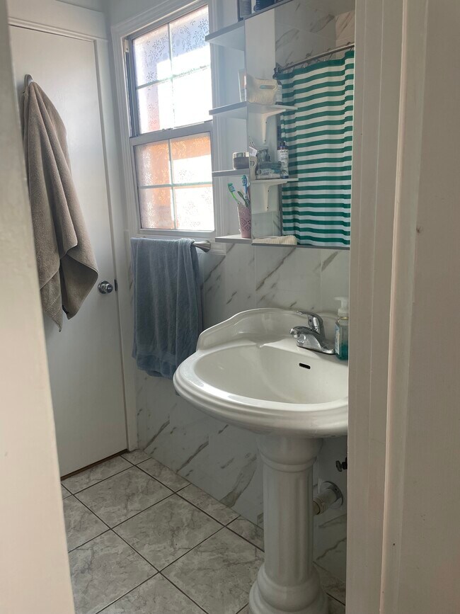 Building Photo - 6619 Willoughby Ave