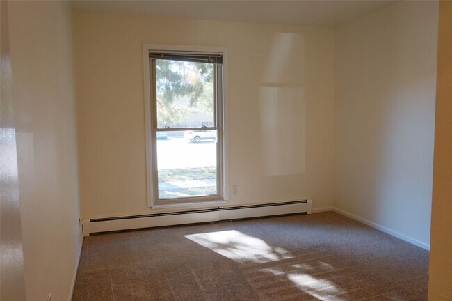 Building Photo - Adorable 1st floor 2 bedroom 1 bath condo ...