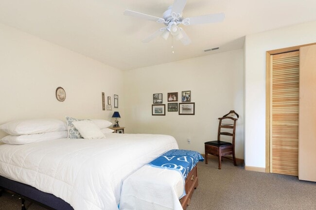 Building Photo - Gorgeous Lower Level Apartment Ready For a...
