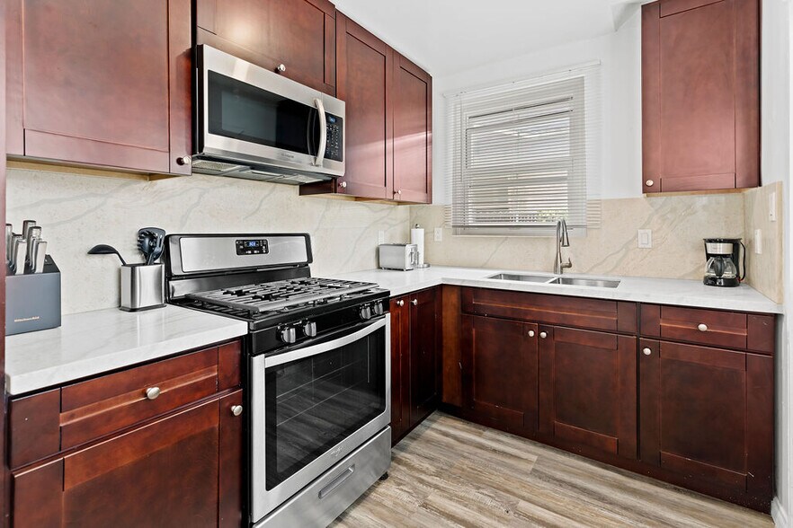 Building Photo - 512 W Juniper St