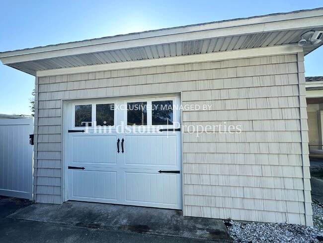 Building Photo - 928 9th Ave N