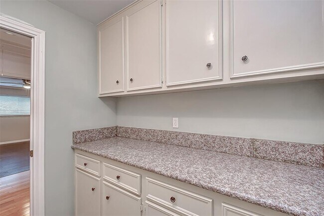 Building Photo - 201 Vanderpool Ln