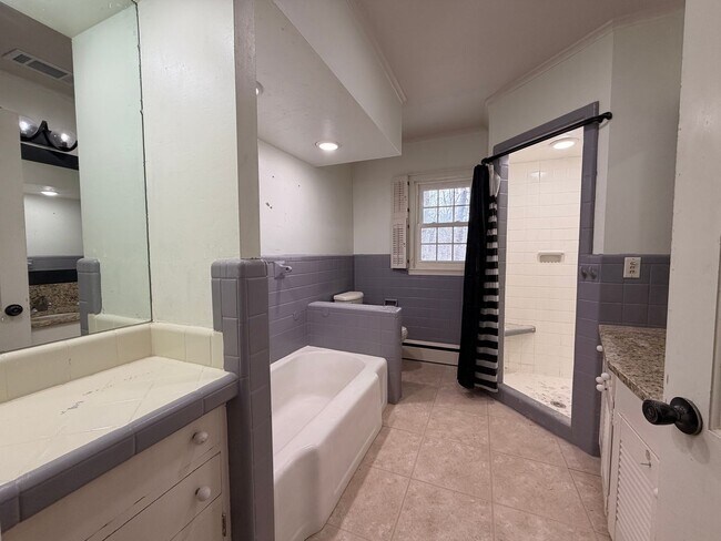 Building Photo - Gorgeous 2+ Bedroom 2 Bathroom Home $1995