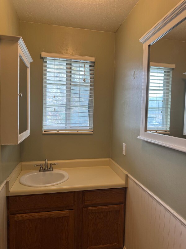 Building Photo - 800 Gatewood Dr