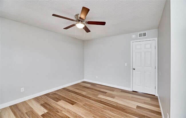 Building Photo - 2402 Savoy Dr