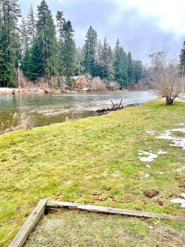 Building Photo - Stunning Riverfront Home in Sun Country