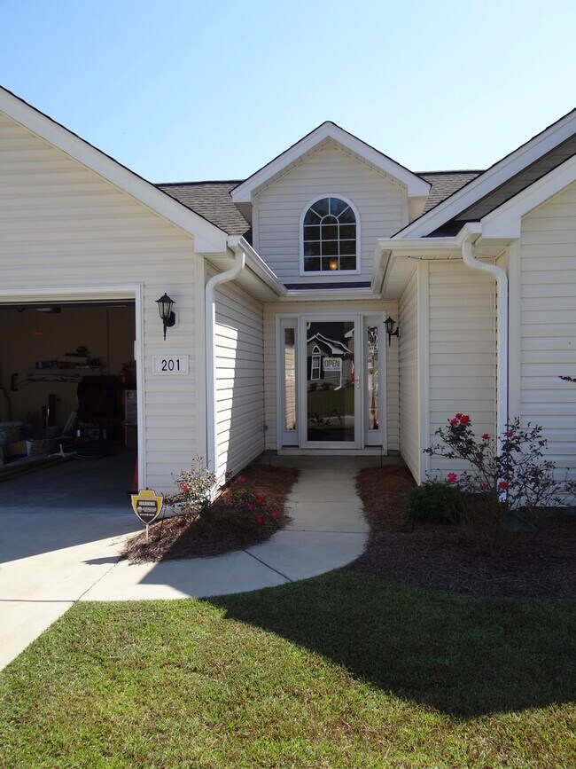 Building Photo - Move In Ready! 3 Bedrooms, 2 Baths & garage!