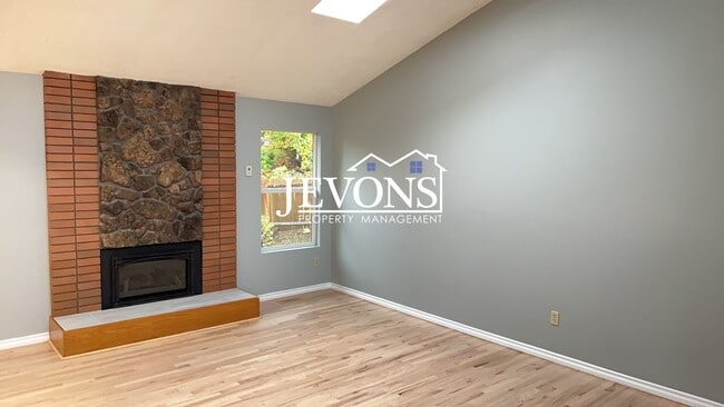 Building Photo - Amazing home featuring two equipped kitche...