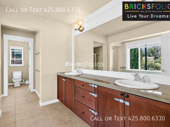 Building Photo - 814 Mount Baker Pl NE