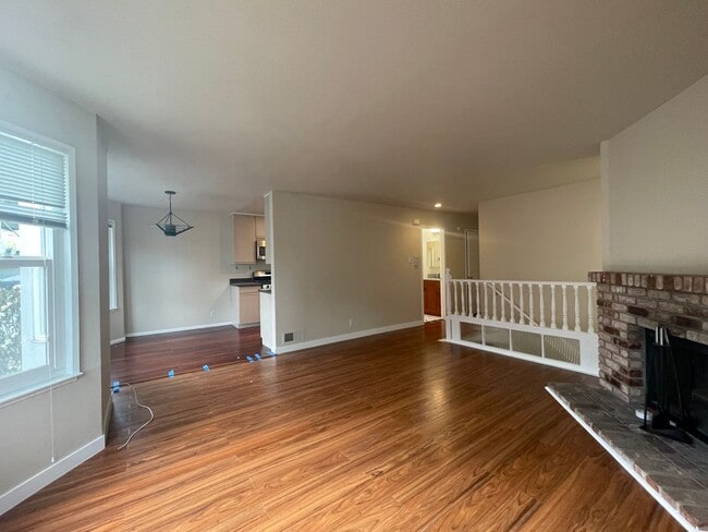 Building Photo - Newly Upgraded Spacious 3br with Decks, Laundry, Parking