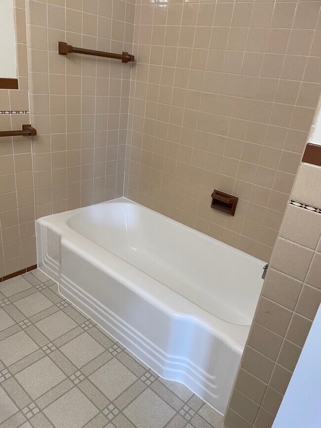 Main Bathroom - 256 Williams St