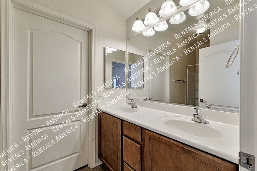 Building Photo - 6615 E Splendid Ln