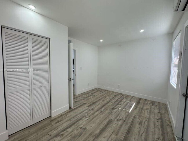 Building Photo - 885 SW 29th Ave