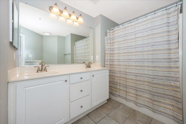 Building Photo - 2501 Hemingway Dr