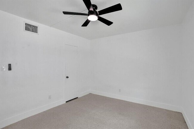 Building Photo - 1821 Middle River Dr