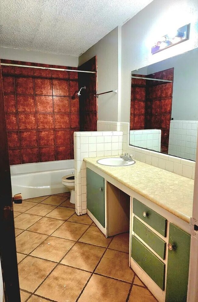 Building Photo - A Charming 2 Bedroom, 1.5 Bath in West Lub...