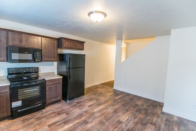Building Photo - THE LOCHS! Gorgeous Townhome First Month Free
