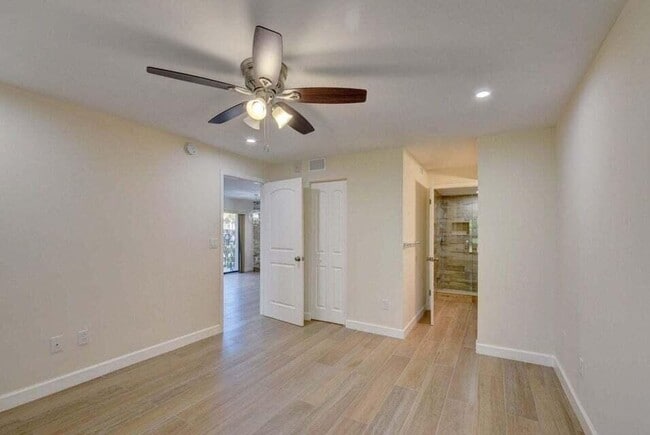 Building Photo - 400 Club Cir