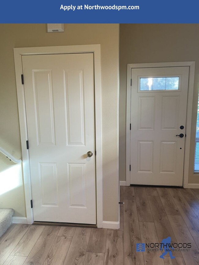 Building Photo - Beautiful 2 Bedroom 2.5 Bath Townhouse in ...