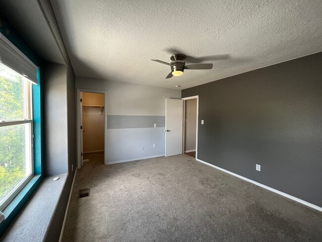 Building Photo - Large 3 Bedroom 2.5 Bathroom Located In Th...