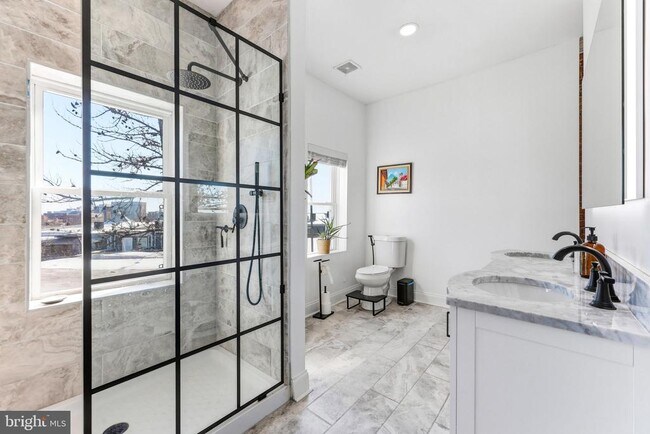 Building Photo - 737 Dolphin St