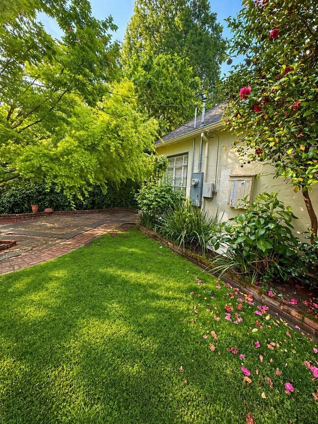 Building Photo - Adorable Home in Land Park Area of Sacramento