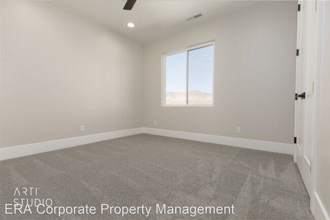Building Photo - 4 br, 2.5 bath House - E272  385 E. Entrad...