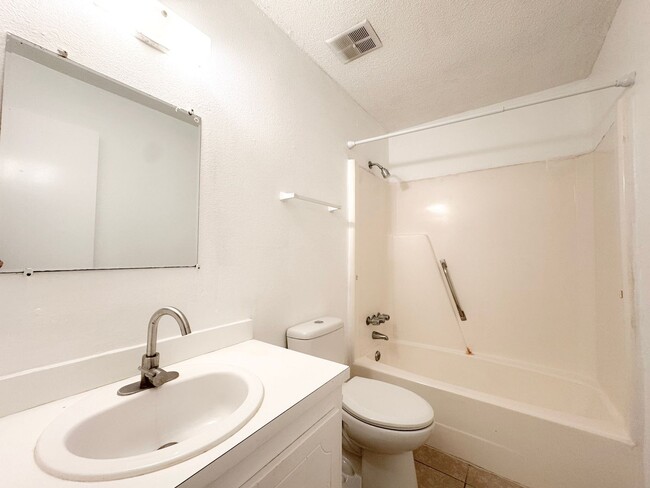 Building Photo - Myrtle Beach - 2 Bedroom / 1.5 Bathroom Townhome