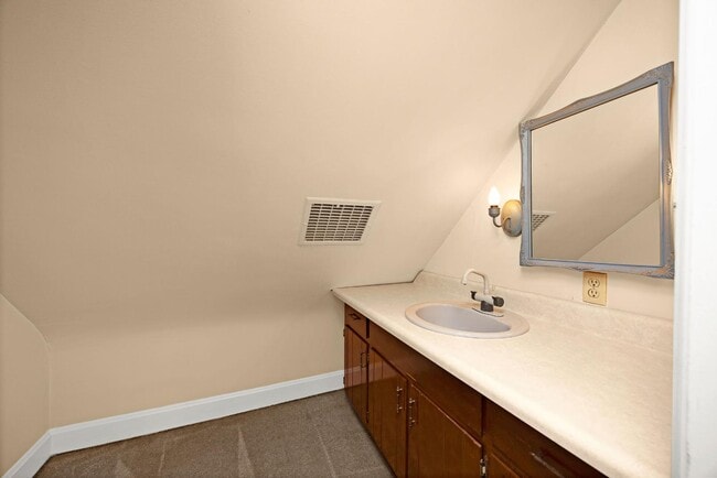 Building Photo - 109 W Poplar St