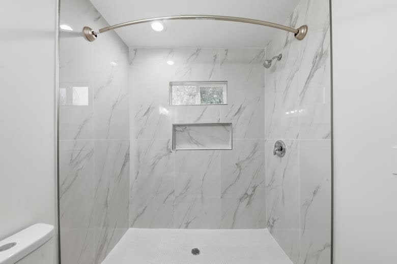 Building Photo - Room in House on Lincoln St SW