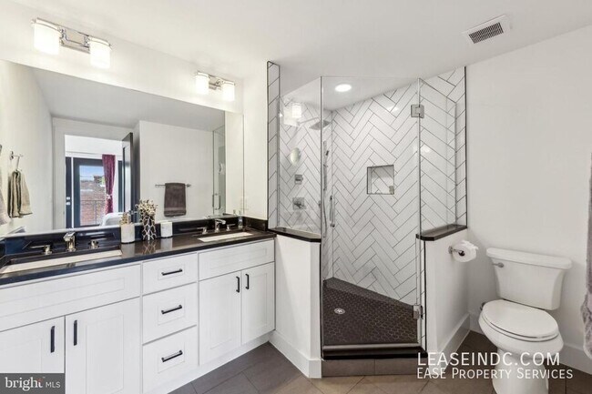 Building Photo - 1719 D St NE