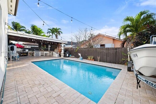 Building Photo - 1360 SW 142nd Ave