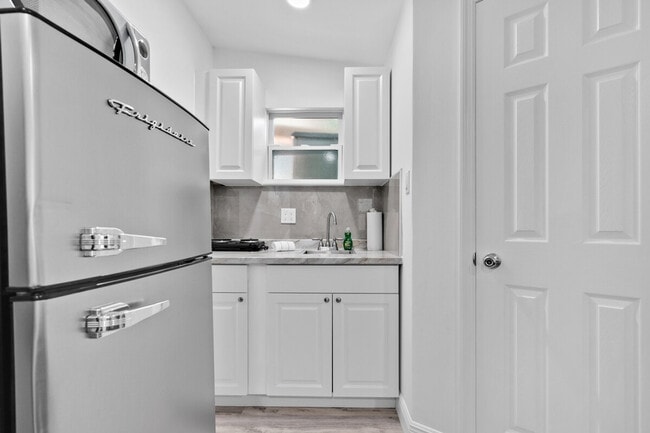 Building Photo - 2610 SW 31st Ave