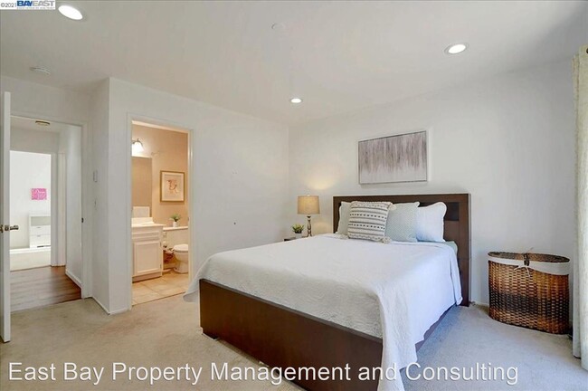 Building Photo - 2 br, 2 bath House - 39400 Albany Common #B