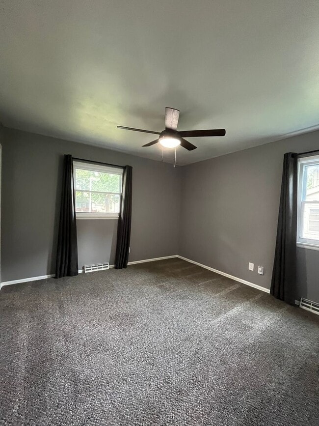 Building Photo - 1103 E Willow Dr