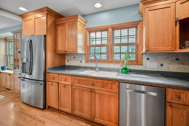 Building Photo - 5160 N Kent Ave