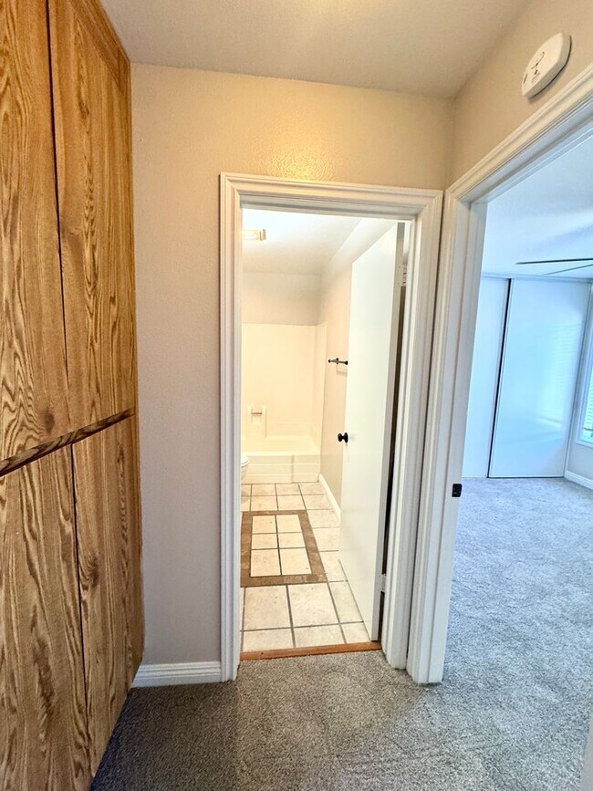 Building Photo - Charming 2 Bed/2 Bath Upstairs Condo in Qu...