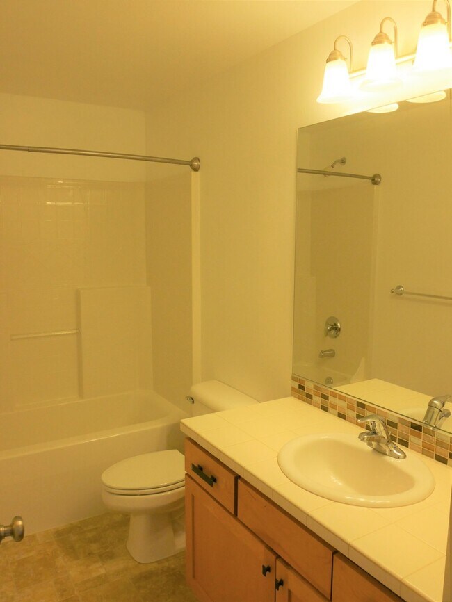 Building Photo - 4 Bedroom Townhouse Blocks from Seattle University