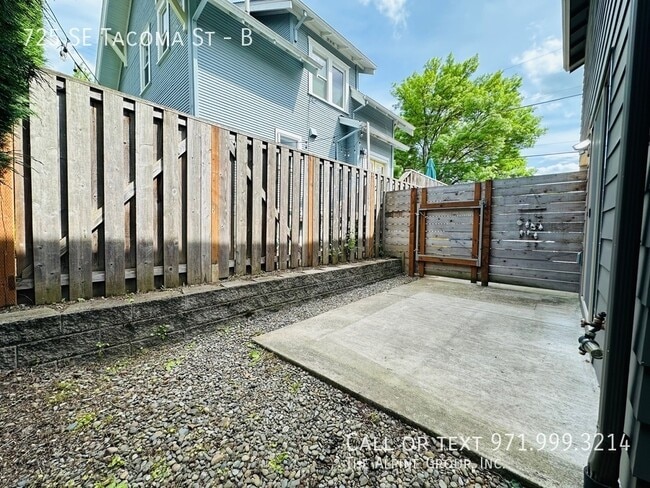 Building Photo - 725 SE Tacoma St