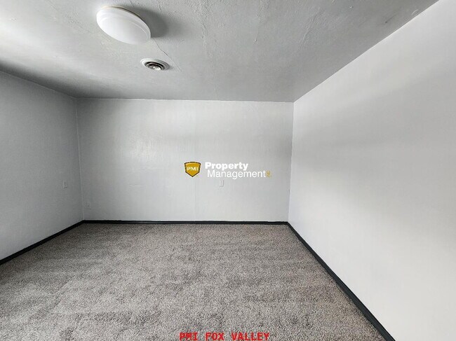 Building Photo - Large 1-Bedroom Duplex in Neenah - Perfect...