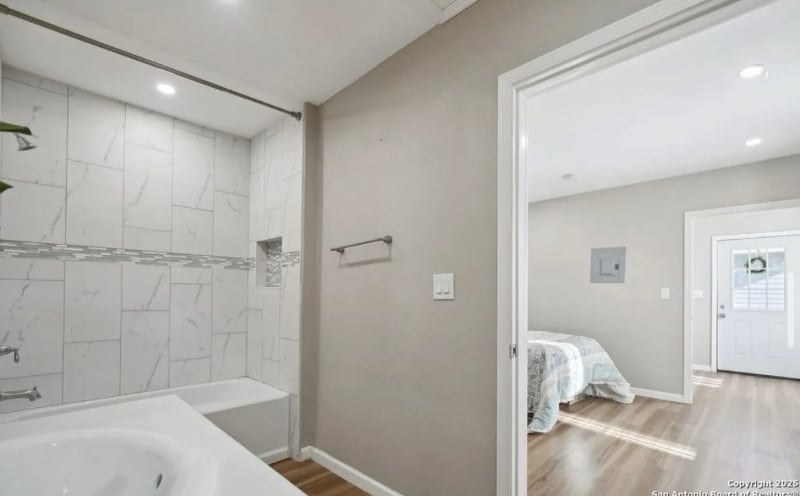 Building Photo - 1006 Center St