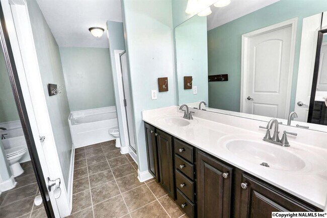 Building Photo - 110 Healey Dr