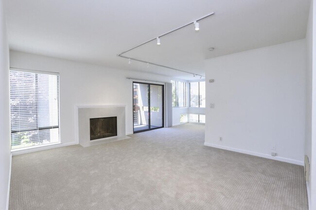 Building Photo - 916 Beach Park Blvd